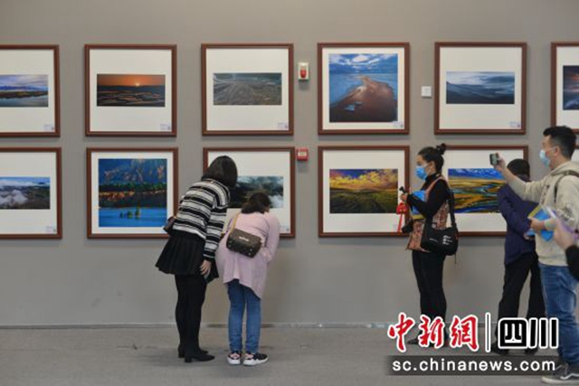 “大美青海·一江清水向东流”摄影巡回展在成都举行