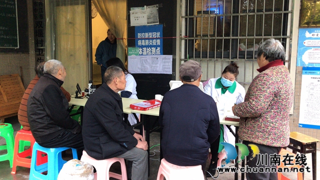 内江经开区双雁社区：开展免费义诊，惠民生暖人心(图2)