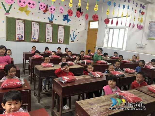 宁波市泸州商会向叙永大石镇红洞桥村小学捐赠送温暖(图2)