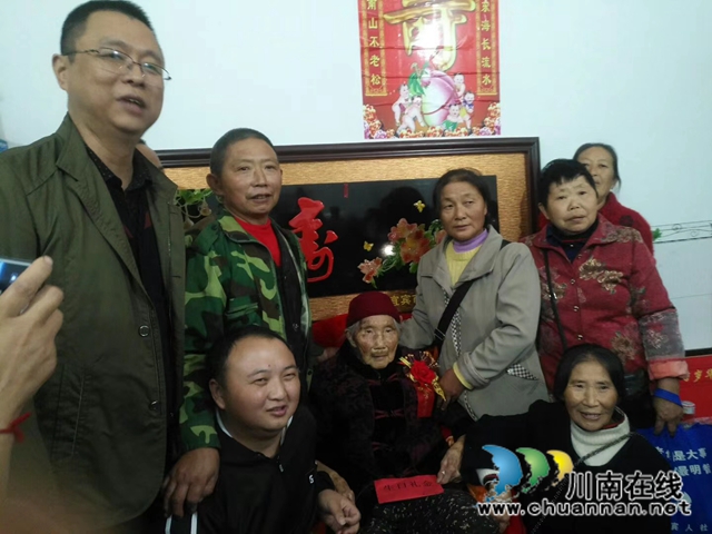 宜宾南溪区大观镇：给百岁老人祝寿，传递政府关爱之情(图1)