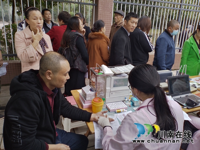 内江经开区靖民镇开展义务献血活动(图2) 内江经开区靖民镇开展义务献血活动(图2)