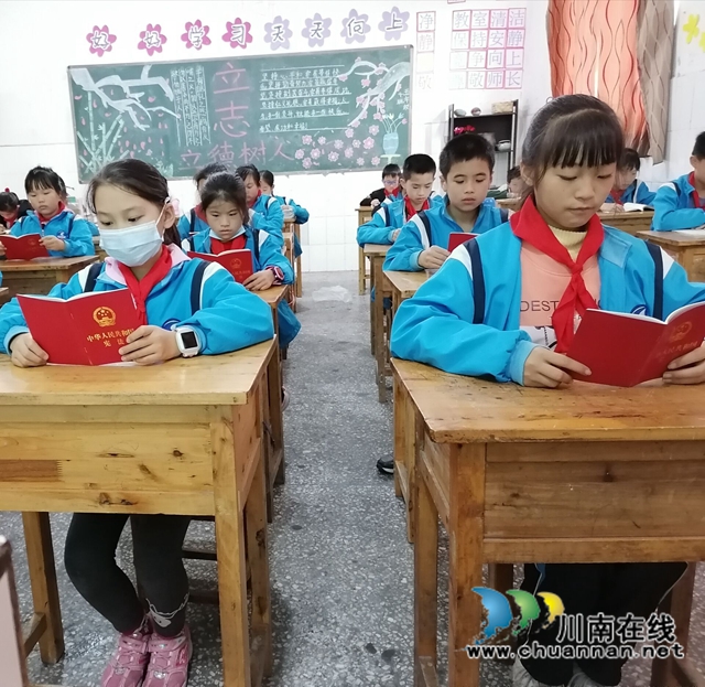 泸县得胜小学仁和完小开展“学宪法,讲宪法”的主题教育活动(图3) 泸县得胜小学仁和完小开展“学宪法,讲宪法”的主题教育活动(图3)