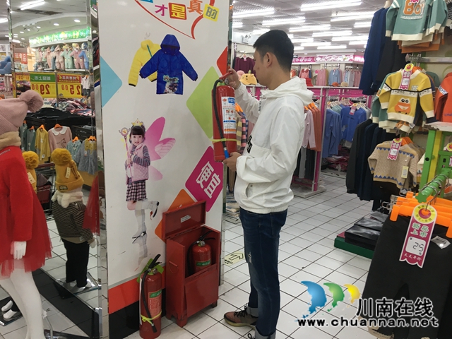 江阳区北城街道城垣社区开展安全生产大检查(图1) 江阳区北城街道城垣社区开展安全生产大检查(图1)