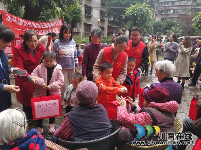 龙马潭区红星街道红星社区党员志愿者联合红星幼儿园慰问红星养老院(图2) 龙马潭区红星街道红星社区党员志愿者联合红星幼儿园慰问红星养老院(图2)