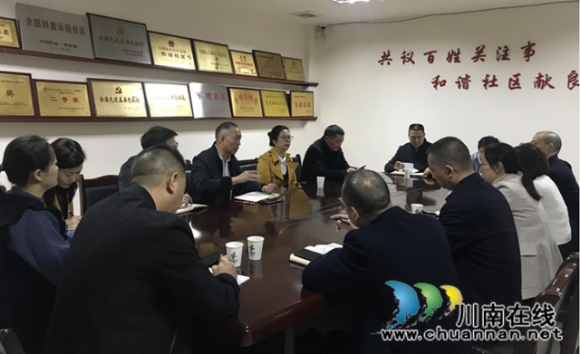 任英调研龙马潭区红星街道天立社区居家养老服务试点工作(图1) 任英调研龙马潭区红星街道天立社区居家养老服务试点工作(图1)