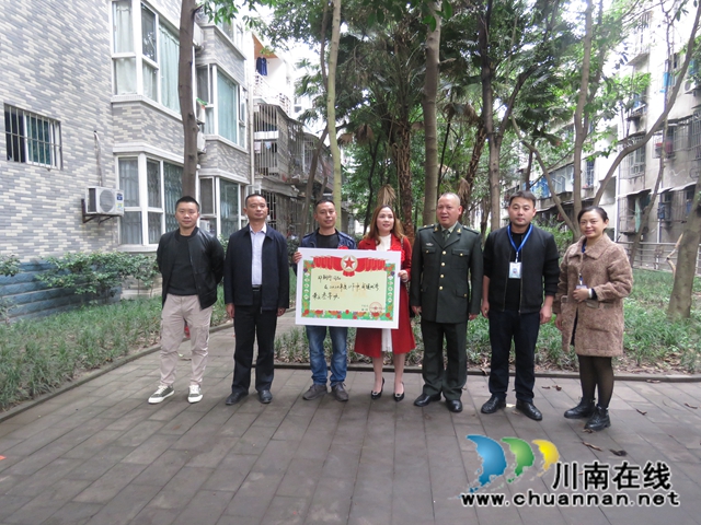 龙马潭区红星街道：现役军人荣获三等功 敲锣打鼓送喜报(图1)