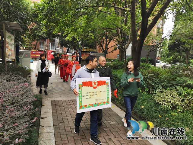 龙马潭区红星街道：现役军人荣获三等功 敲锣打鼓送喜报(图2)
