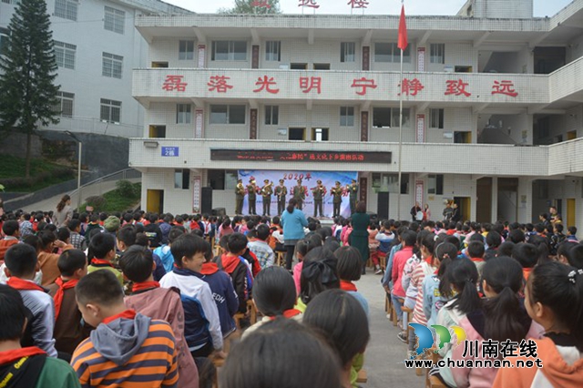 叙永县“文化惠民·送戏下乡”活动走进大石镇中心小学校(图1)