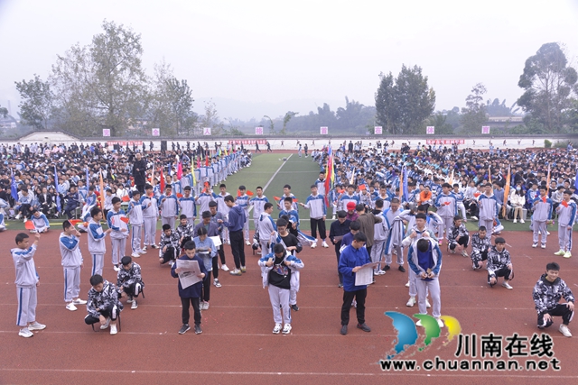 青春出彩！泸县建校2020年全员运动会燃情开幕(图2)