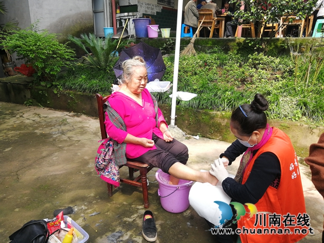 江阳区华阳街道：九九重阳节，浓浓敬老情(图1)