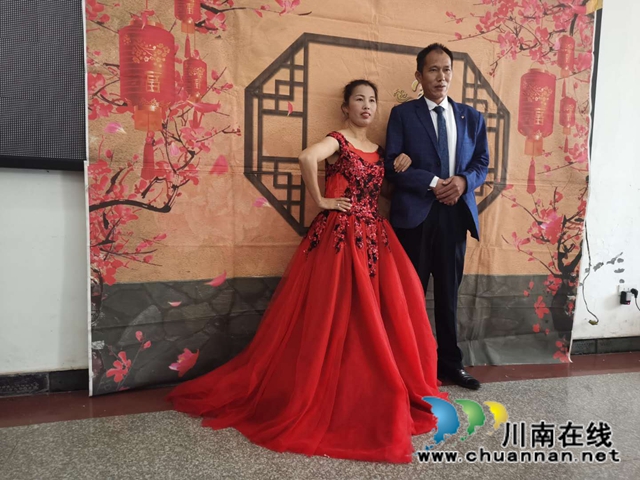 合江县妇联开展“留守不孤单·久久常相伴”留守老人公益婚纱摄影活动(图2) 合江县妇联开展“留守不孤单·久久常相伴”留守老人公益婚纱摄影活动(图2)