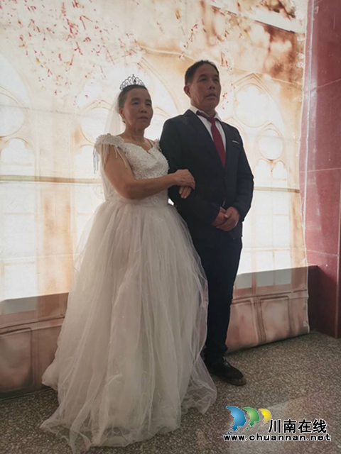 合江县妇联开展“留守不孤单·久久常相伴”留守老人公益婚纱摄影活动(图3) 合江县妇联开展“留守不孤单·久久常相伴”留守老人公益婚纱摄影活动(图3)