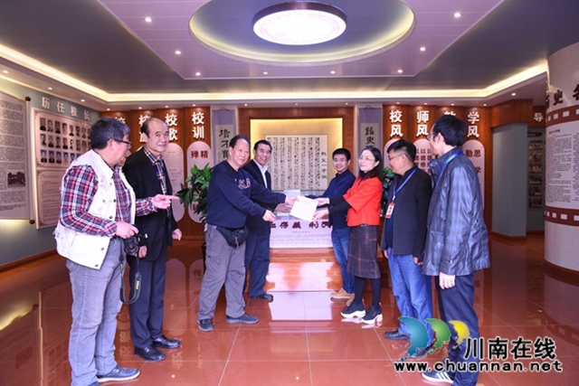 李盘谷后人到访叙永一中追思先辈(图5) 李盘谷后人到访叙永一中追思先辈(图5)