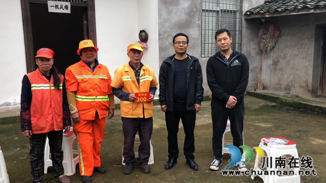 泸县综合行政执法局开展“爱心暖环卫”慰问活动(图1) 泸县综合行政执法局开展“爱心暖环卫”慰问活动(图1)