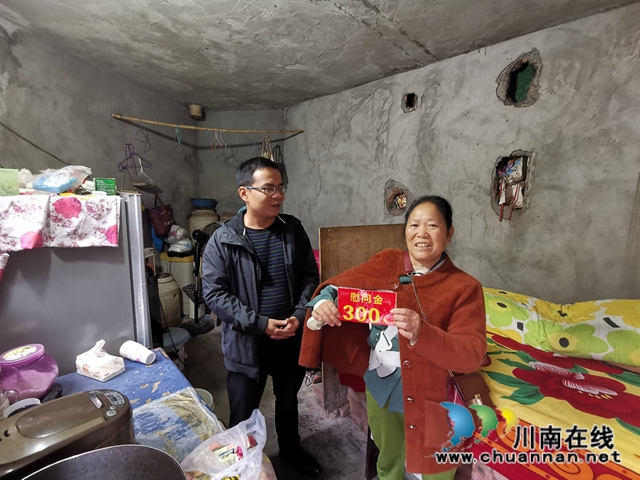 泸县综合行政执法局开展“爱心暖环卫”慰问活动(图2) 泸县综合行政执法局开展“爱心暖环卫”慰问活动(图2)