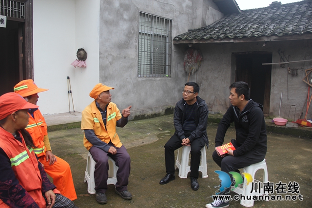 泸县综合行政执法局开展“爱心暖环卫”慰问活动(图5)