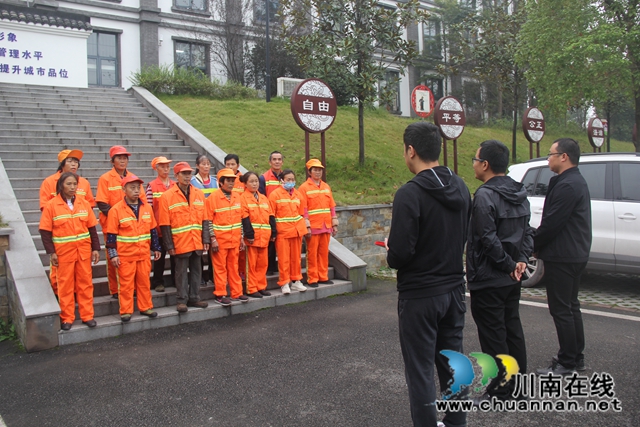 泸县综合行政执法局开展“爱心暖环卫”慰问活动(图3)