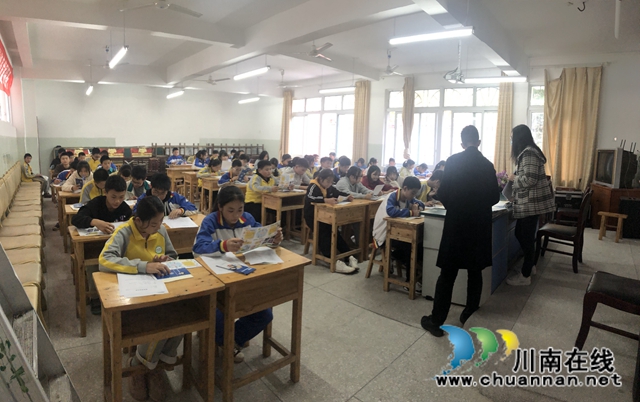 泸县百和镇开展家风家教和防艾知识专题讲座(图1)