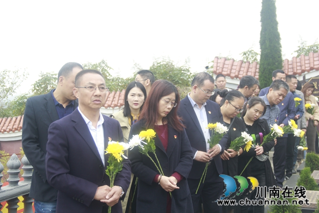 泸县建校开展纪念“抗美援朝70周年”参观泸县烈士陵园主题党日活动(图1)