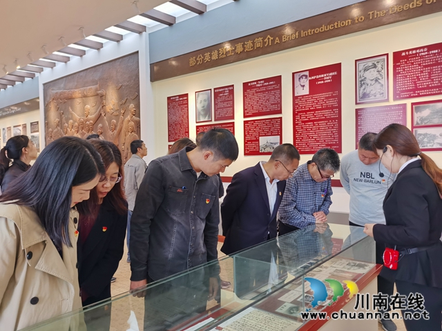 泸县建校开展纪念“抗美援朝70周年”参观泸县烈士陵园主题党日活动(图4)