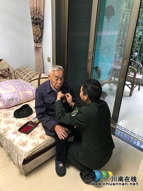 忆峥嵘，送温情！龙马潭区罗汉街道看望抗美援朝老兵(图3)