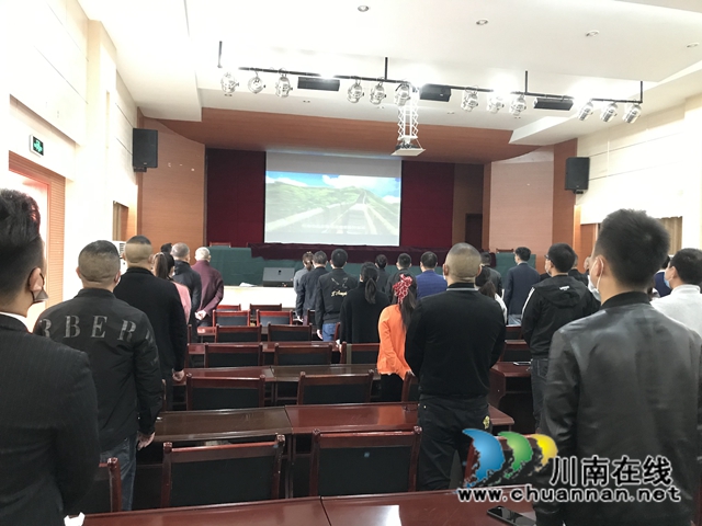 江阳区华阳街道:唱国歌观影片,激发爱国情怀(图1) 江阳区华阳街道:唱国歌观影片,激发爱国情怀(图1)