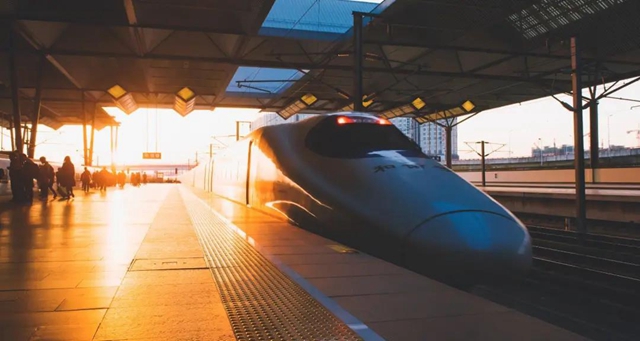 12月23日起，超300公里时速动车驶入成渝高铁，内江到成渝缩至半小时，票价有调整！