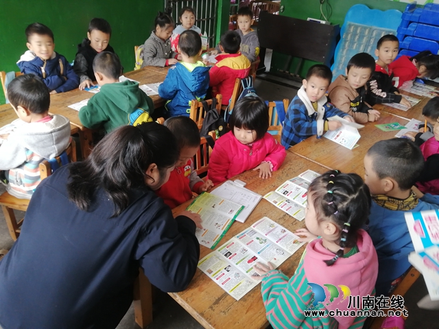 内江经开区靖民镇双塘村开展校园禁毒及校车行车规范宣传活动(图1)