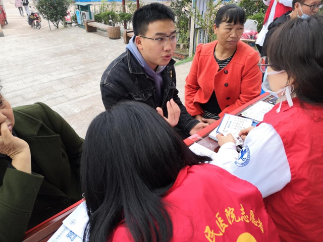 “医体融合，预防卒中” 泸州市人民医院举办2020年世界卒中日义诊活动(图3)