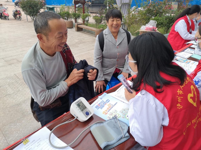 “医体融合，预防卒中” 泸州市人民医院举办2020年世界卒中日义诊活动(图4)