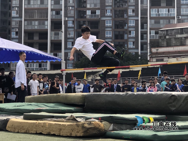 合江中学隆重举行第八届体育艺术节(图6) 合江中学隆重举行第八届体育艺术节(图6)