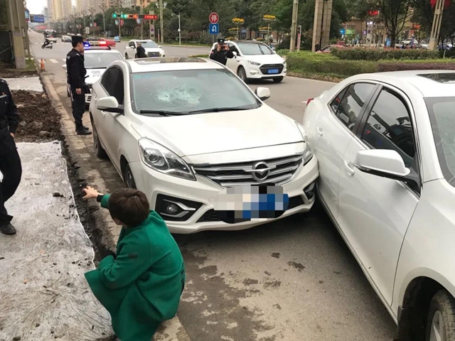 两口子在兴文法院门口打架、榔头砸车！法警及时出手……(图2)