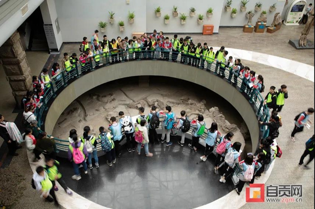 好消息!本月自贡、内江市民10元看“恐龙”(图1) 好消息!本月自贡、内江市民10元看“恐龙”(图1)