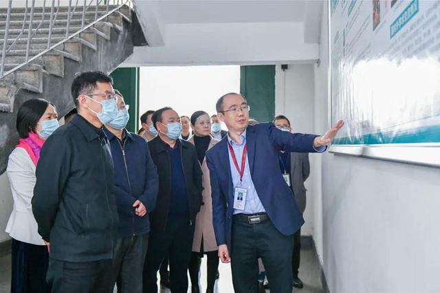 四川省科技厅党组成员、副厅长陈学华一行来西南医大附院考察调研(图1)