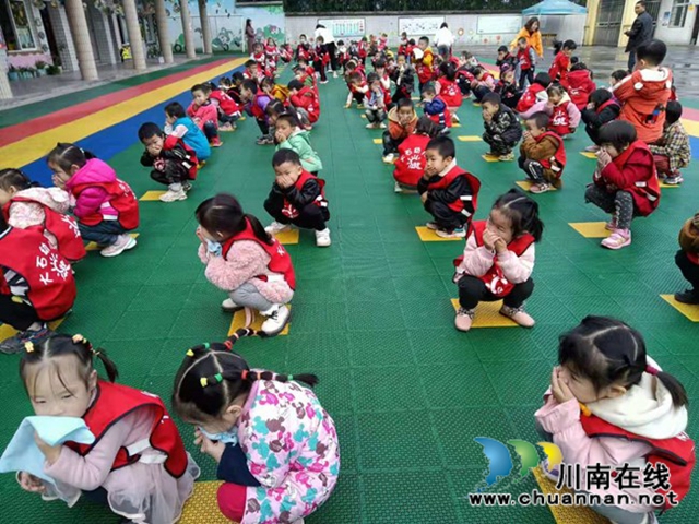 叙永县大石镇中心幼儿园开展“119”消防安全疏散演练(图1)