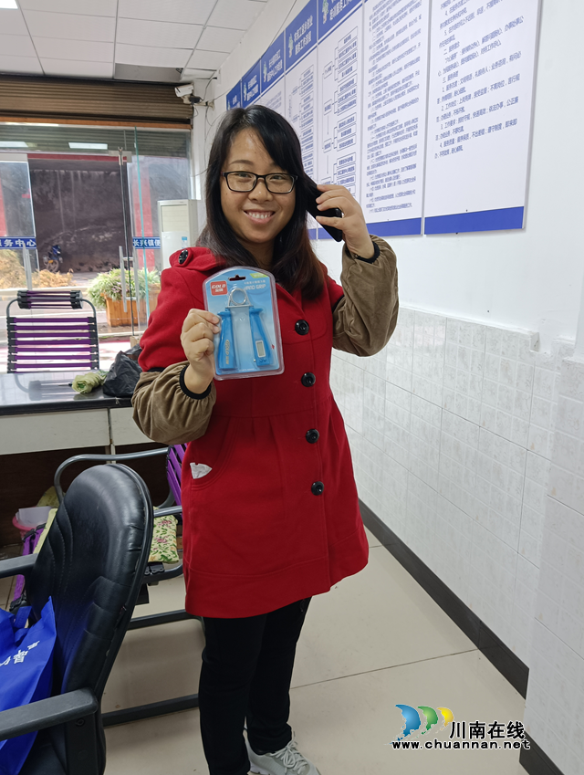 宜宾南溪区长兴镇：真情关爱残疾人，健身器材进家庭(图1)