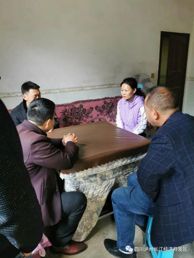 泸州长开区管委会副主任魏蓉蓉赴帮扶贫困村调研“梯梯牛”产业发展情况(图1)