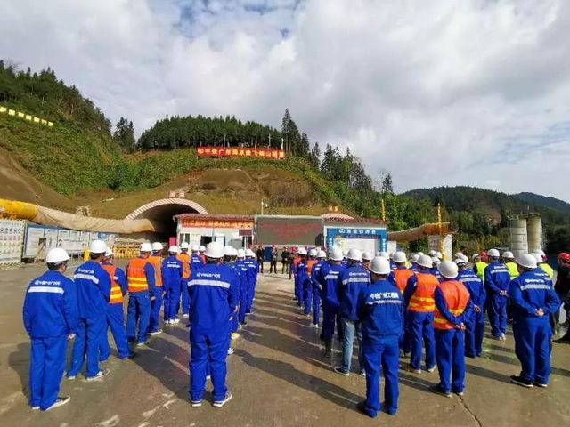宜彝高速公路全线最长隧道左线贯通(图1)