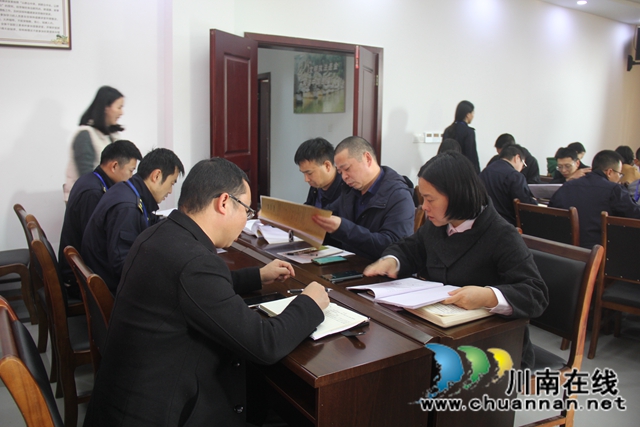 泸县综合行政执法局开展“学标准、评案卷、找差距、促提高”案卷评查​(图2)