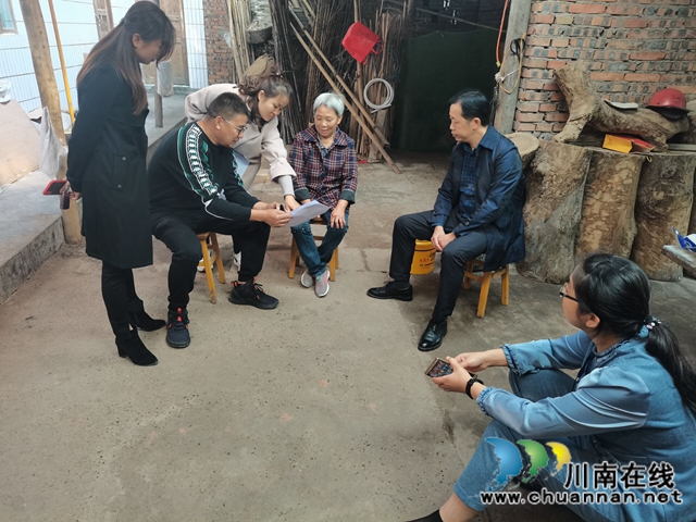龙马潭区罗汉街道慰问走访精准扶贫户(图1)