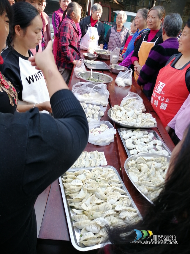 内江经开区靖民镇靖民社区开展邻里包饺子比赛活动(图1)