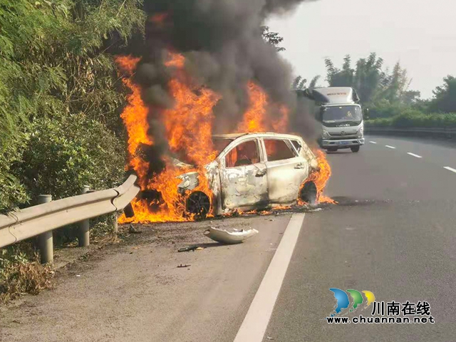 高速路上轿车撞向护栏起火烧成光架架！泸州消防紧急救援(图1)