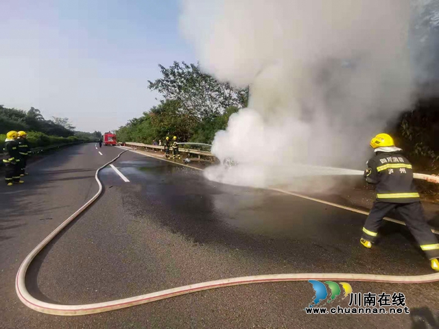 高速路上轿车撞向护栏起火烧成光架架！泸州消防紧急救援(图2)