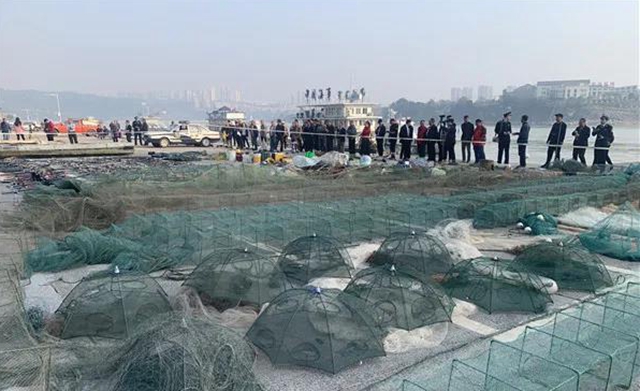 泸州集中销毁涉渔“三无”船舶8艘、电鱼器具85套(图1)