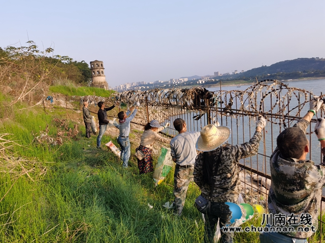 江阳区华阳街道：清理河道漂浮物，营造河道优美环境(图2)