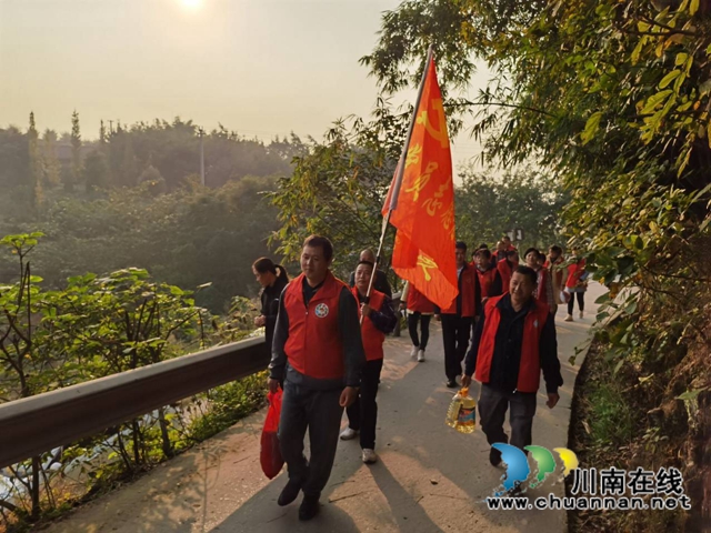 泸县玉蟾街道开展党员志愿者结对帮扶贫困户活动(图2)