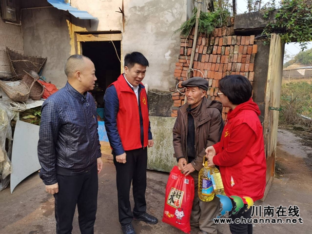 泸县玉蟾街道开展党员志愿者结对帮扶贫困户活动(图3)