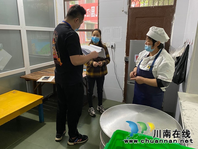 龙马潭区小市街道开展学校消防安全与食品安全工作检查(图3)