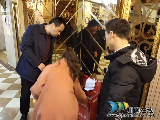 泸县玉蟾街道开展网吧、KTV等公共场所安全生产突击检查(图2) 泸县玉蟾街道开展网吧、KTV等公共场所安全生产突击检查(图2)