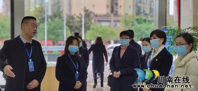 宜宾珙县行政审批和非公经济发展局一行到江安市民中心交流学习(图1)